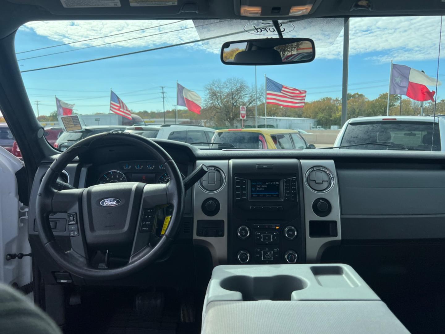 2013 WHITE Ford F-150 Lariat SuperCab 6.5-ft. Bed 4WD (1FTFX1EF2DK) with an 5.0L V8 engine, 6-Speed Automatic transmission, located at 420 I-35E, Lancaster, TX, 75146, (469) 297-4144, 32.593929, -96.823685 - Photo#4